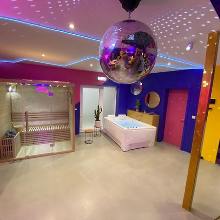 Capsule Boogie-Woogie - Jacuzzi - Sauna - Billard - Jeux - Ecran Geant - Filet Suspendu - Netflix La Louvière Esterno foto