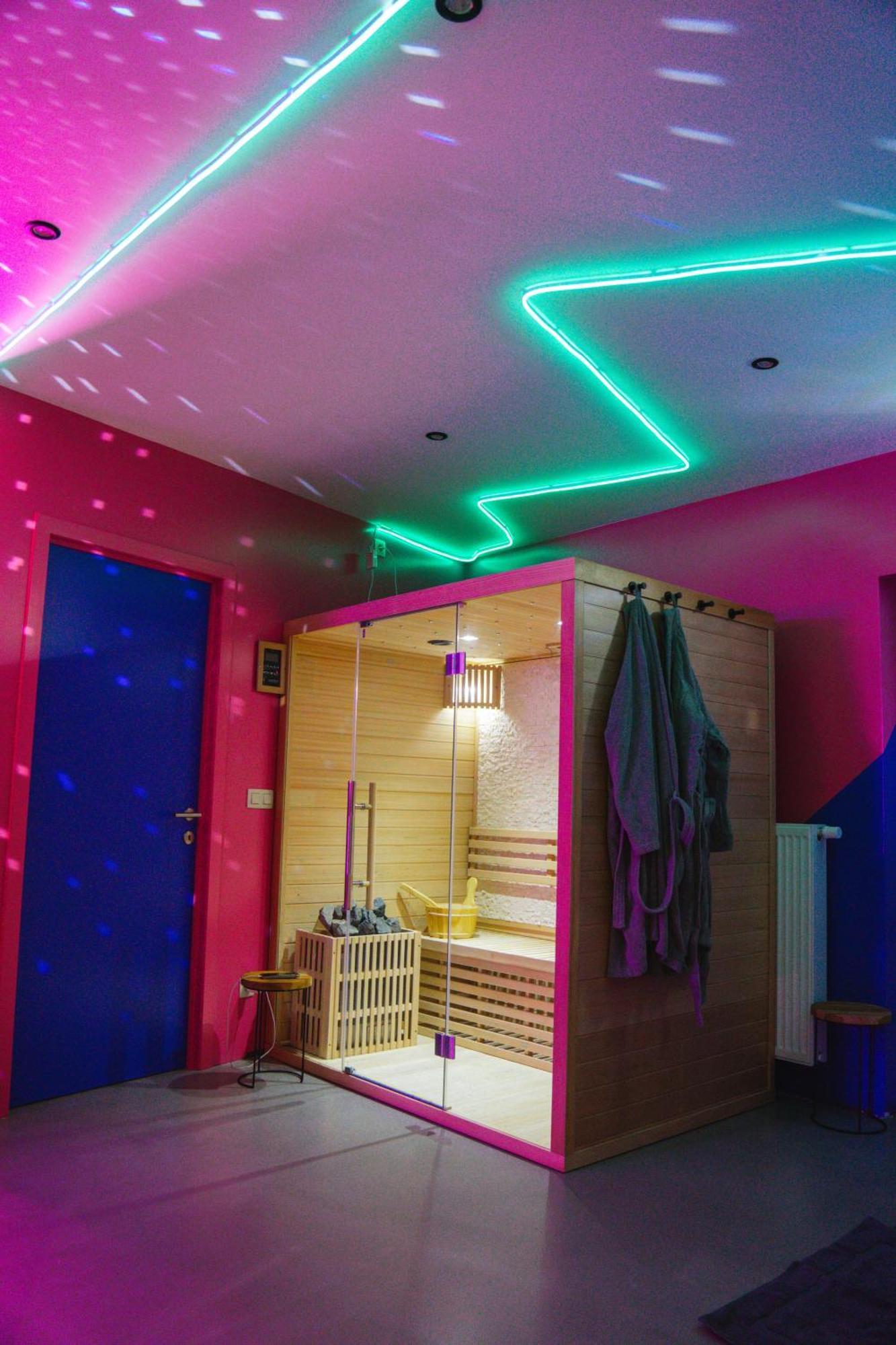Capsule Boogie-Woogie - Jacuzzi - Sauna - Billard - Jeux - Ecran Geant - Filet Suspendu - Netflix La Louvière Esterno foto