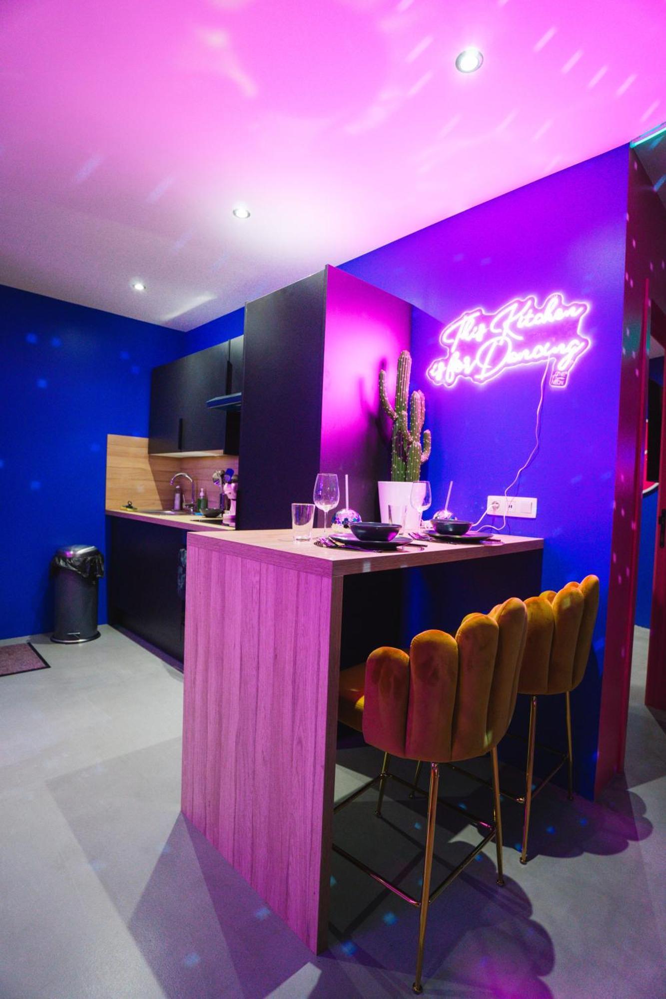 Capsule Boogie-Woogie - Jacuzzi - Sauna - Billard - Jeux - Ecran Geant - Filet Suspendu - Netflix La Louvière Esterno foto
