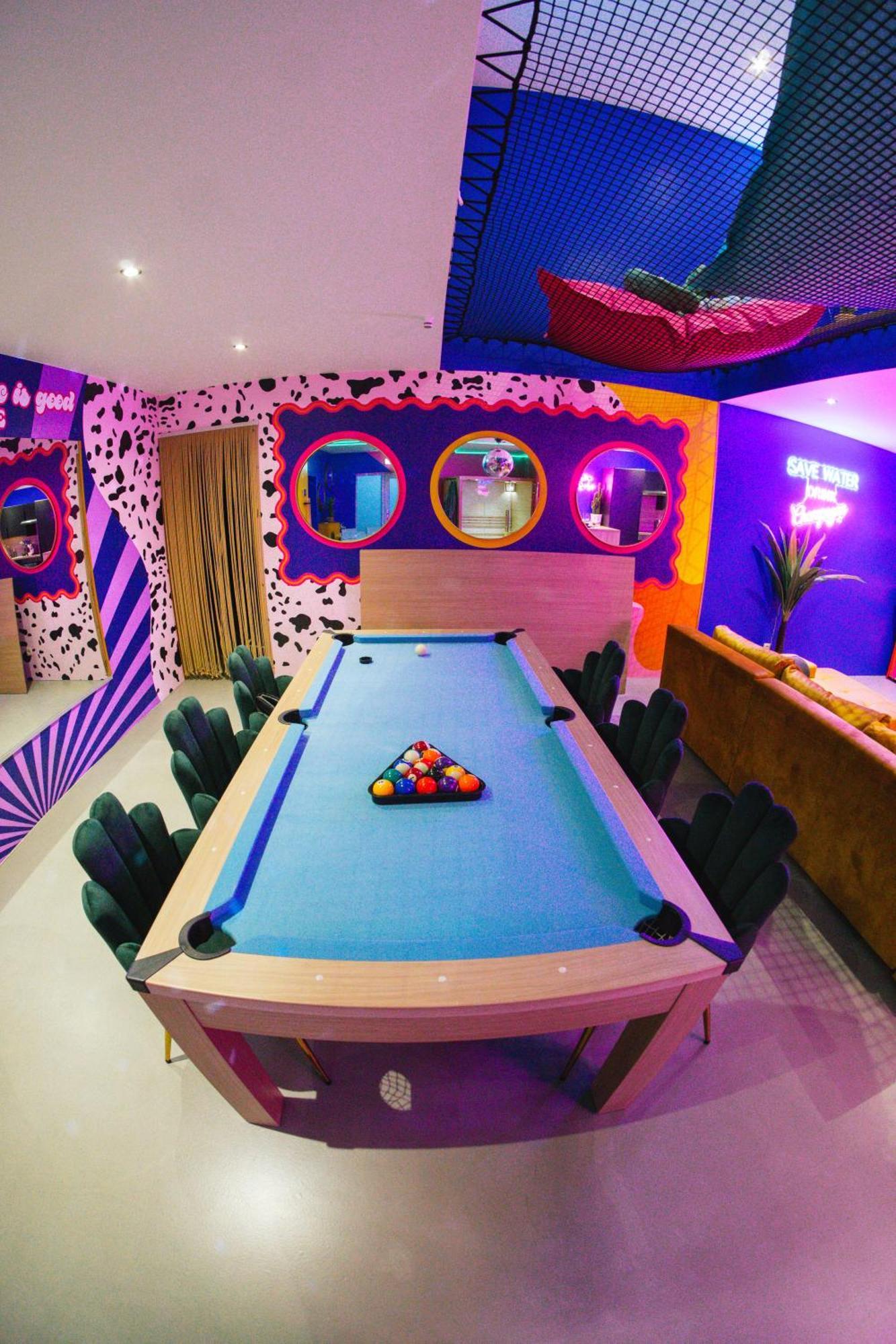 Capsule Boogie-Woogie - Jacuzzi - Sauna - Billard - Jeux - Ecran Geant - Filet Suspendu - Netflix La Louvière Esterno foto