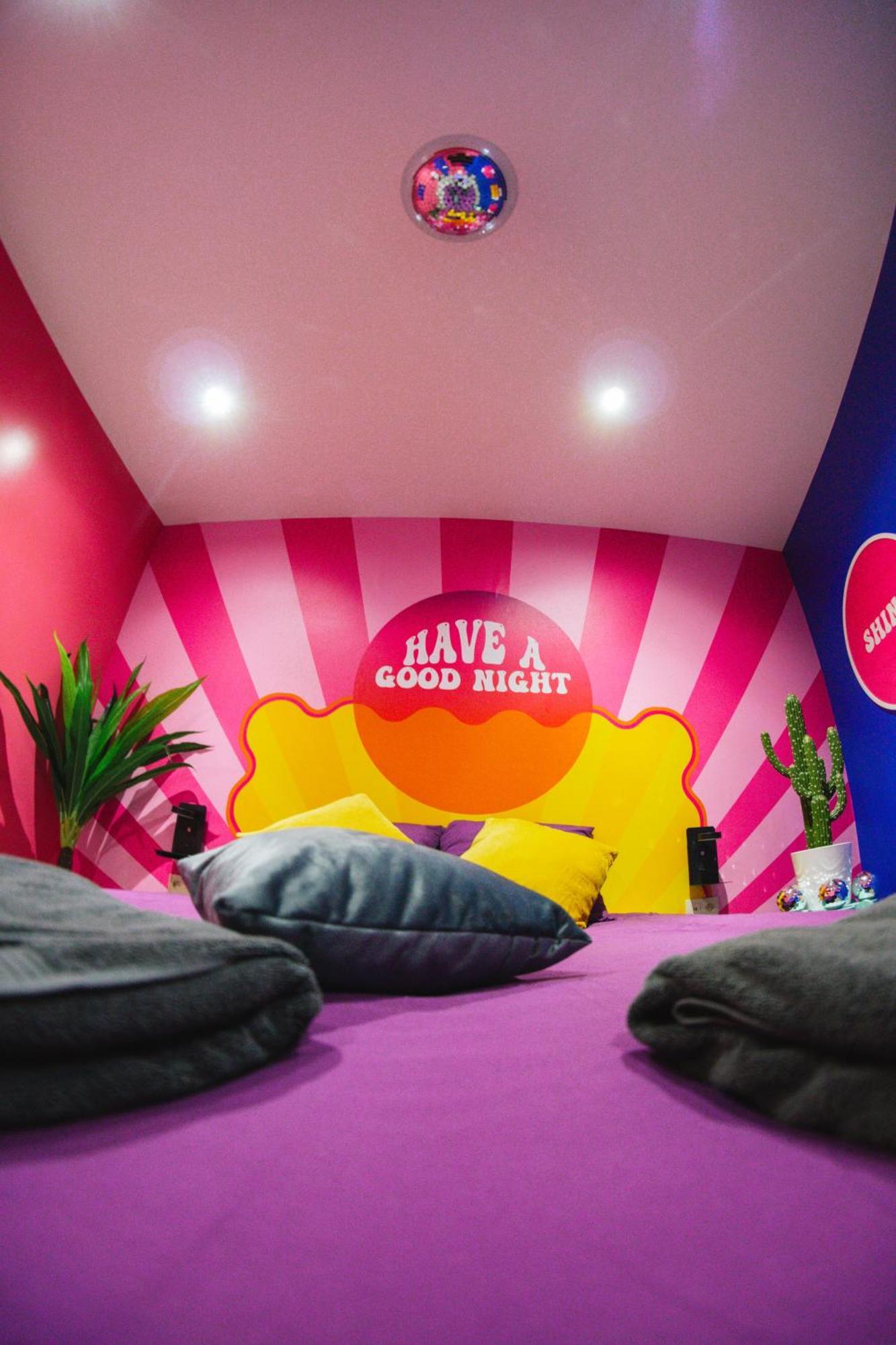 Capsule Boogie-Woogie - Jacuzzi - Sauna - Billard - Jeux - Ecran Geant - Filet Suspendu - Netflix La Louvière Esterno foto