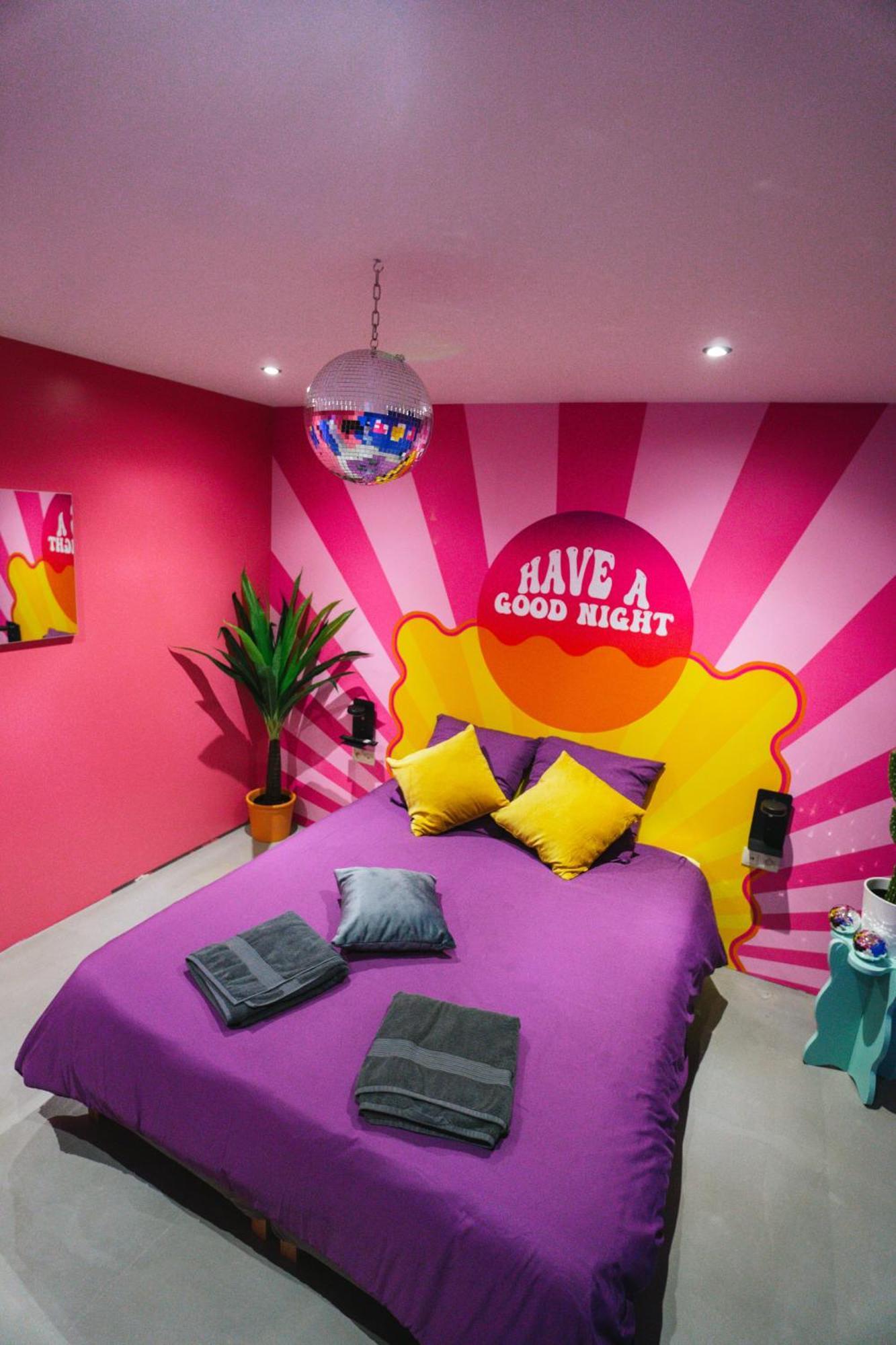Capsule Boogie-Woogie - Jacuzzi - Sauna - Billard - Jeux - Ecran Geant - Filet Suspendu - Netflix La Louvière Esterno foto