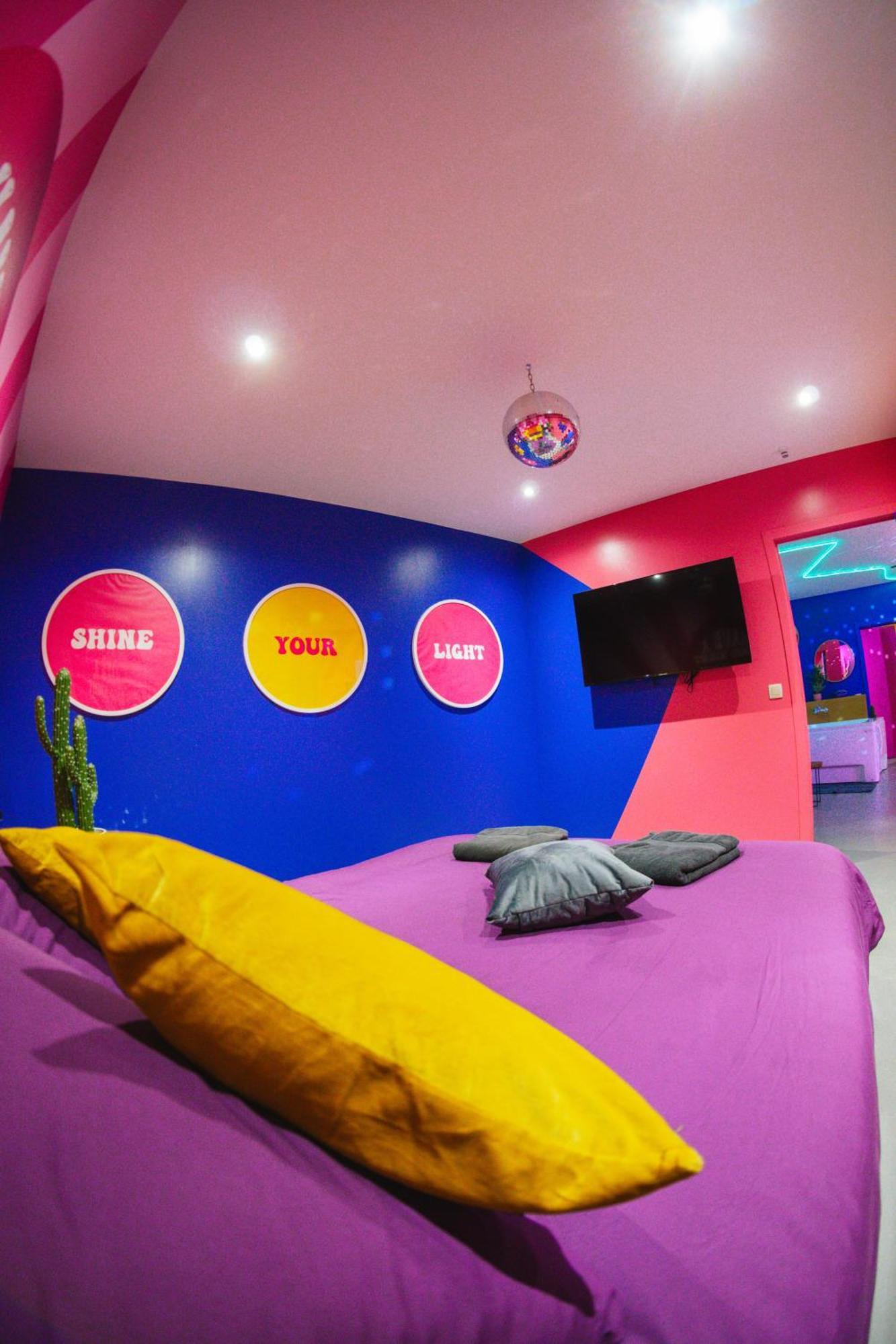 Capsule Boogie-Woogie - Jacuzzi - Sauna - Billard - Jeux - Ecran Geant - Filet Suspendu - Netflix La Louvière Esterno foto