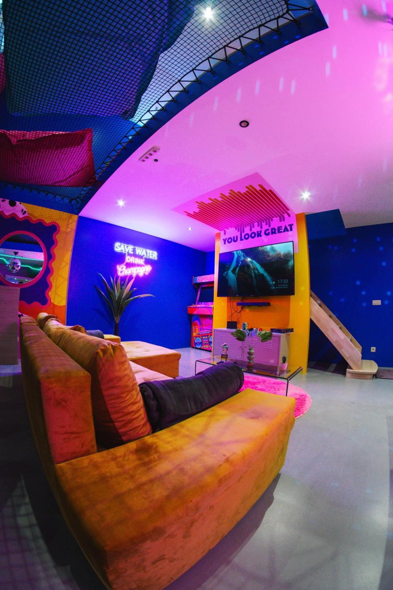 Capsule Boogie-Woogie - Jacuzzi - Sauna - Billard - Jeux - Ecran Geant - Filet Suspendu - Netflix La Louvière Esterno foto