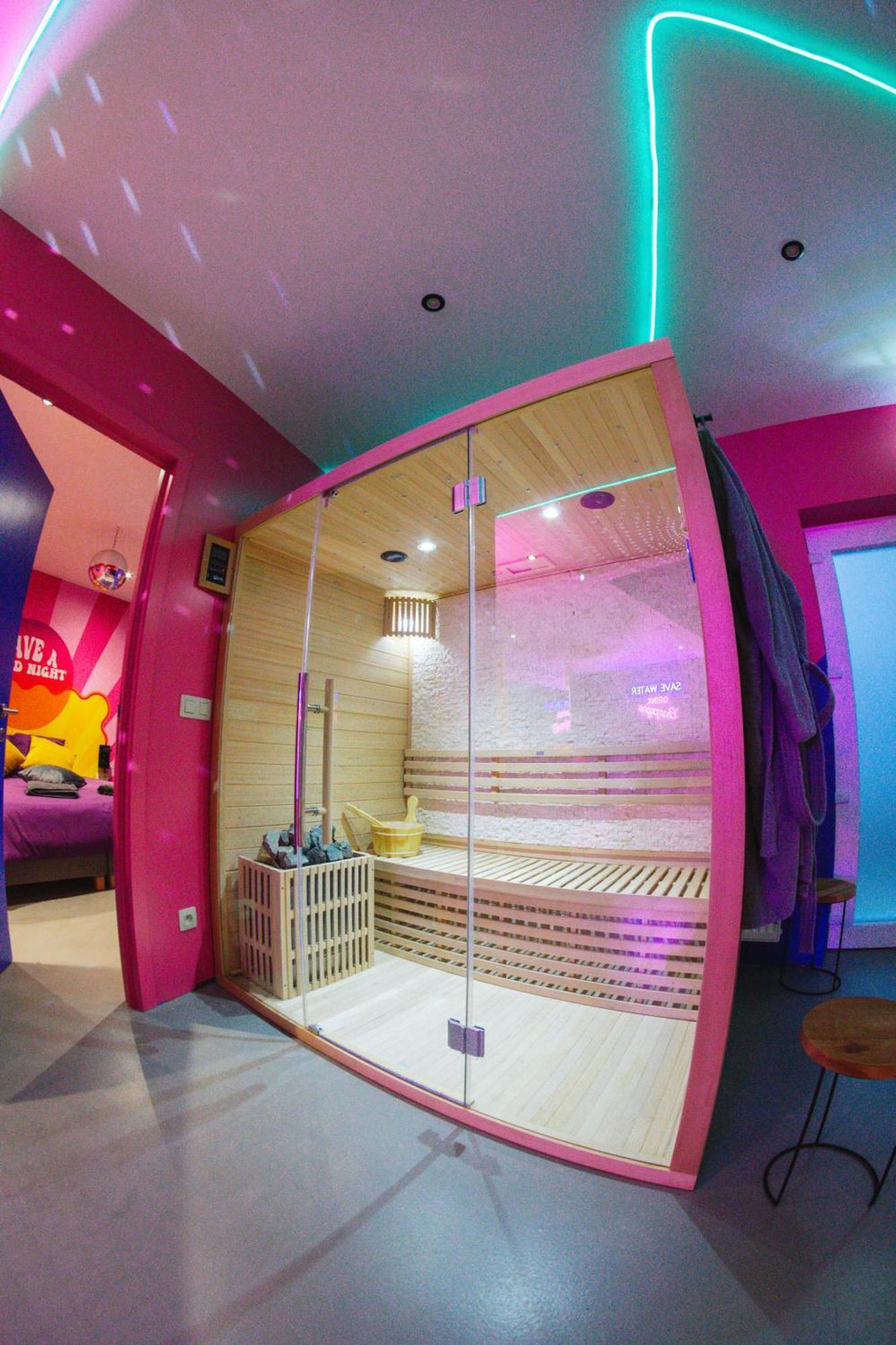 Capsule Boogie-Woogie - Jacuzzi - Sauna - Billard - Jeux - Ecran Geant - Filet Suspendu - Netflix La Louvière Esterno foto