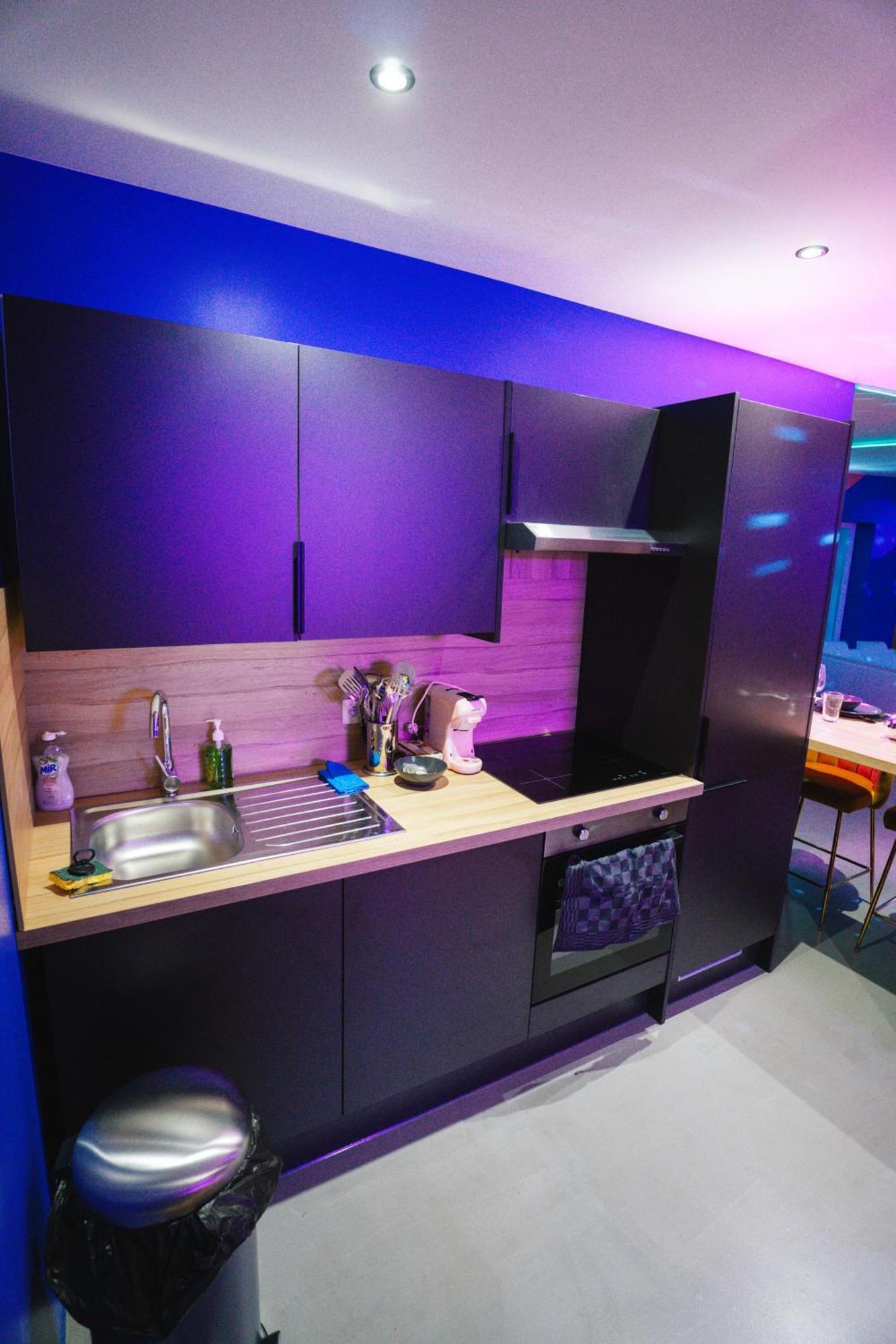 Capsule Boogie-Woogie - Jacuzzi - Sauna - Billard - Jeux - Ecran Geant - Filet Suspendu - Netflix La Louvière Esterno foto
