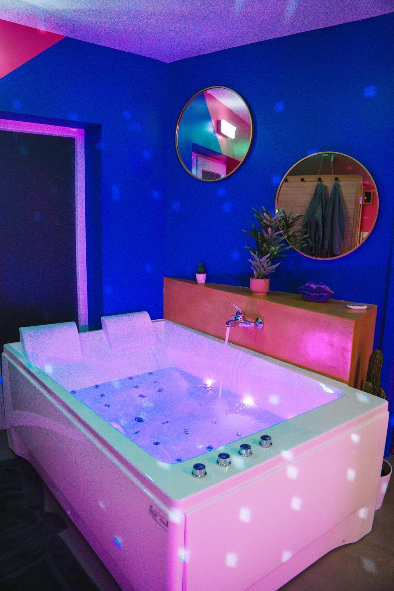 Capsule Boogie-Woogie - Jacuzzi - Sauna - Billard - Jeux - Ecran Geant - Filet Suspendu - Netflix La Louvière Esterno foto