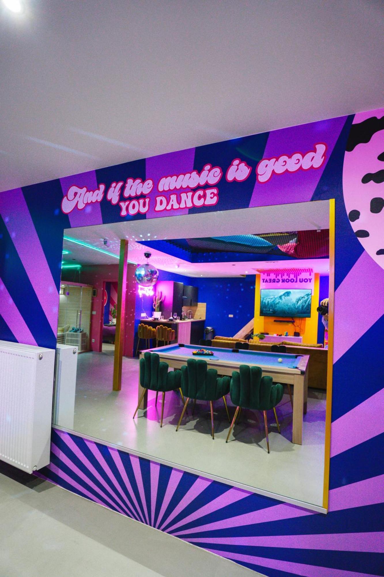 Capsule Boogie-Woogie - Jacuzzi - Sauna - Billard - Jeux - Ecran Geant - Filet Suspendu - Netflix La Louvière Esterno foto