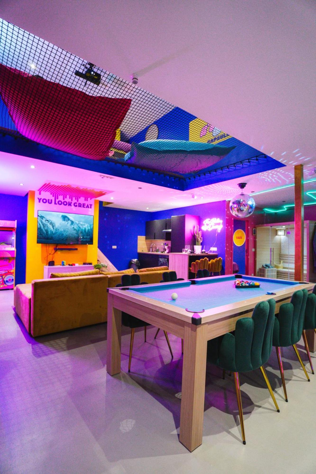 Capsule Boogie-Woogie - Jacuzzi - Sauna - Billard - Jeux - Ecran Geant - Filet Suspendu - Netflix La Louvière Esterno foto