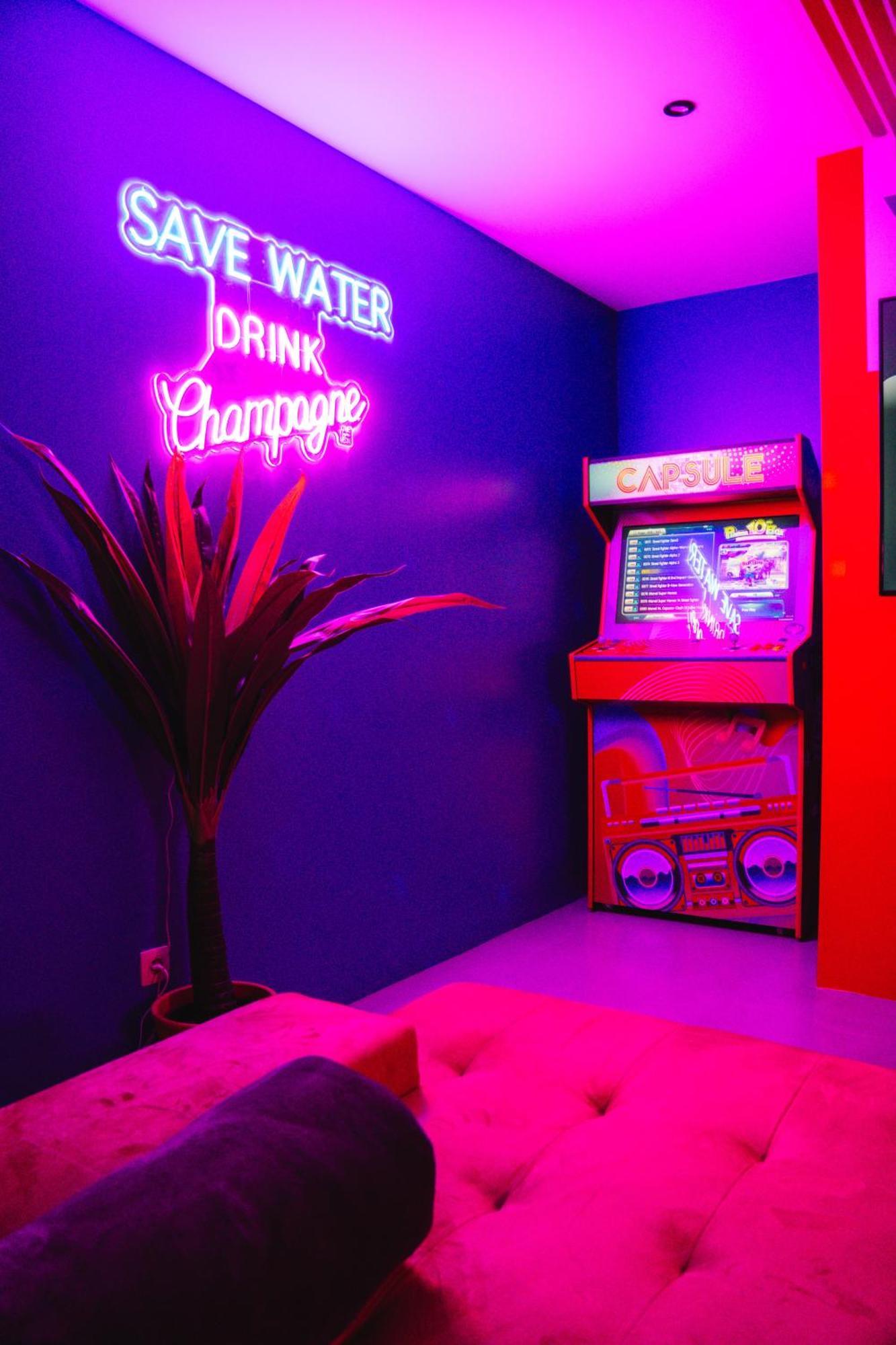 Capsule Boogie-Woogie - Jacuzzi - Sauna - Billard - Jeux - Ecran Geant - Filet Suspendu - Netflix La Louvière Esterno foto