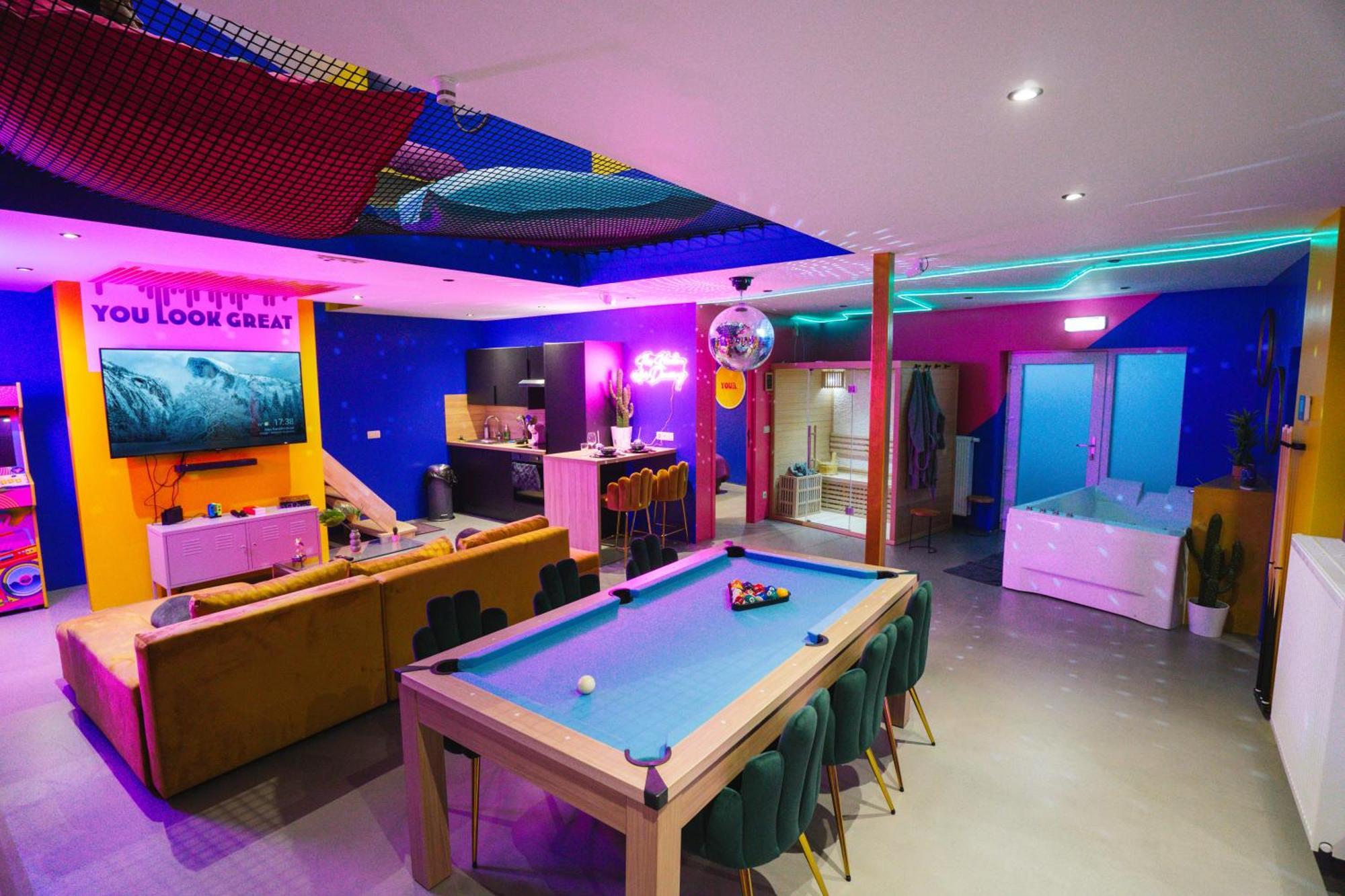 Capsule Boogie-Woogie - Jacuzzi - Sauna - Billard - Jeux - Ecran Geant - Filet Suspendu - Netflix La Louvière Esterno foto