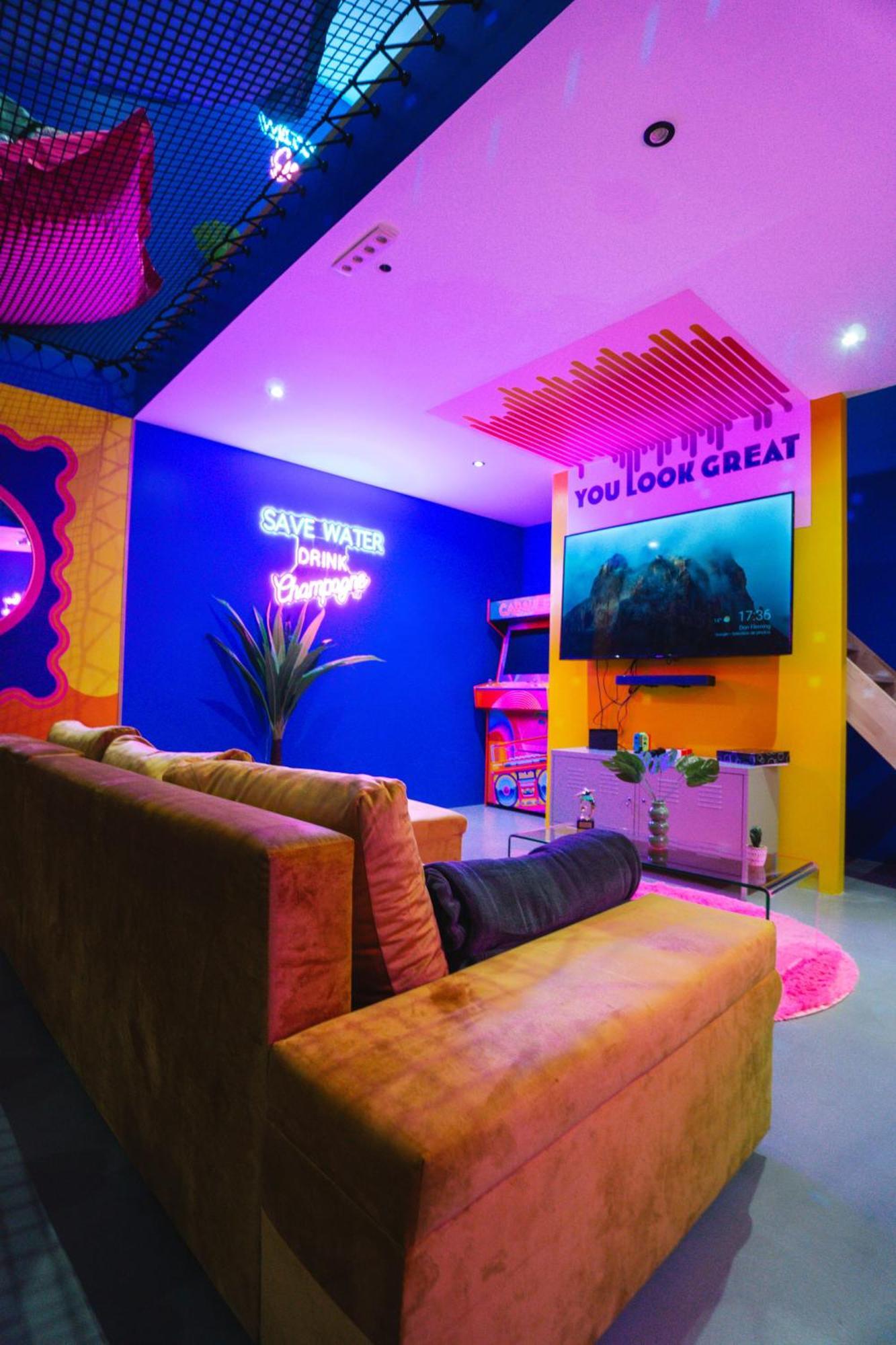 Capsule Boogie-Woogie - Jacuzzi - Sauna - Billard - Jeux - Ecran Geant - Filet Suspendu - Netflix La Louvière Esterno foto