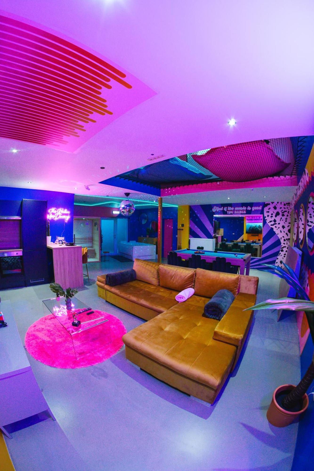Capsule Boogie-Woogie - Jacuzzi - Sauna - Billard - Jeux - Ecran Geant - Filet Suspendu - Netflix La Louvière Esterno foto