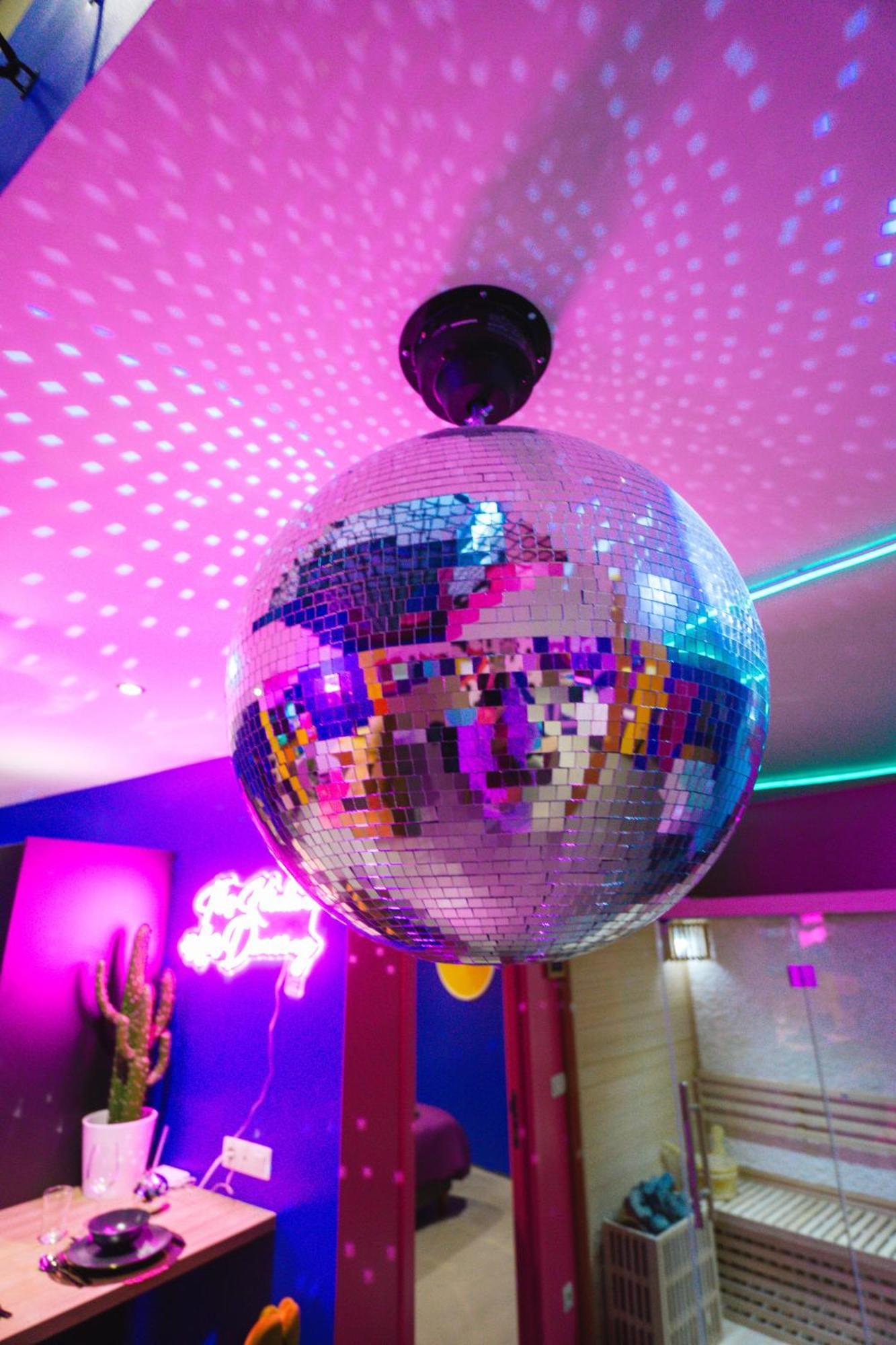 Capsule Boogie-Woogie - Jacuzzi - Sauna - Billard - Jeux - Ecran Geant - Filet Suspendu - Netflix La Louvière Esterno foto
