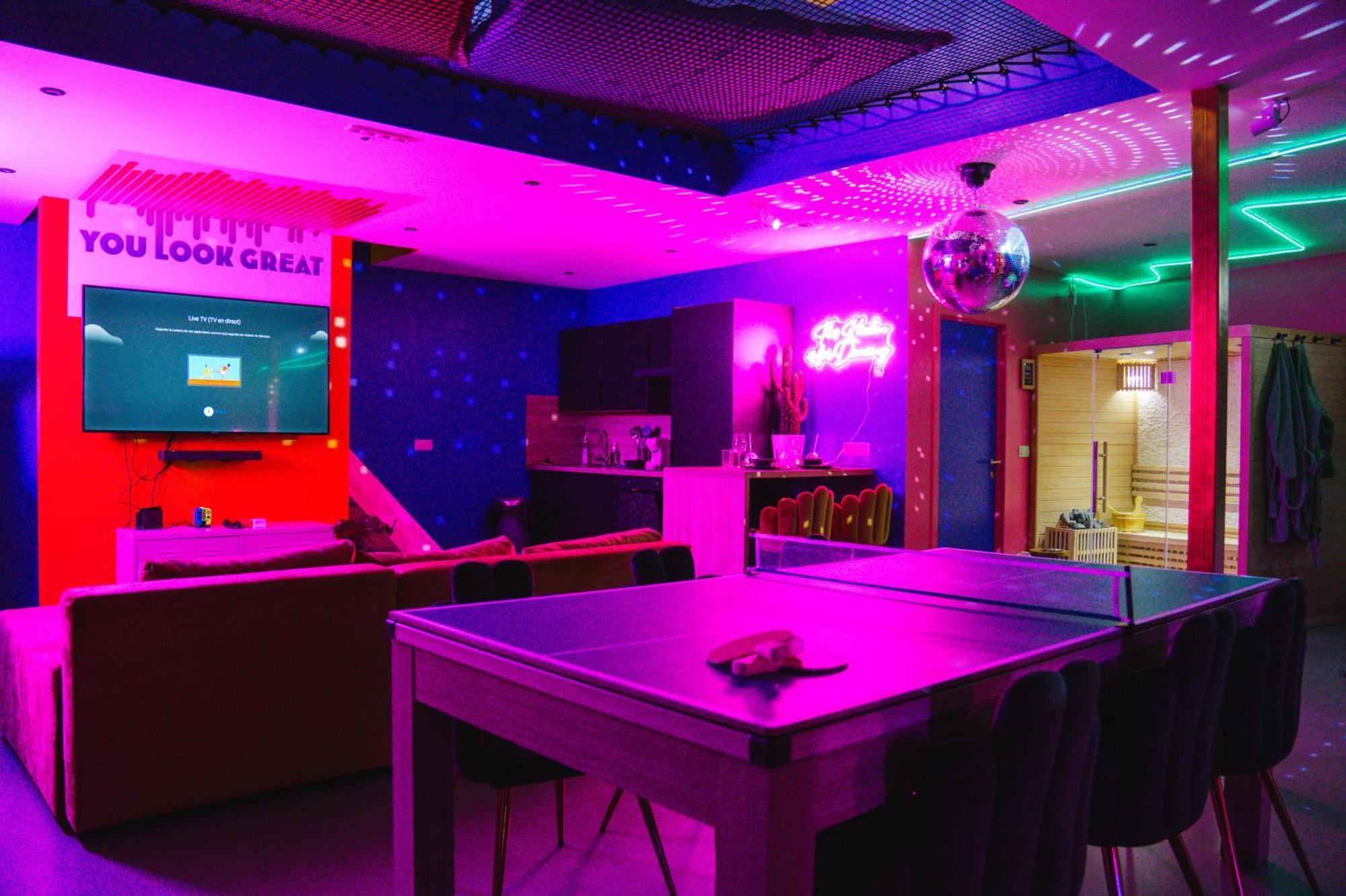Capsule Boogie-Woogie - Jacuzzi - Sauna - Billard - Jeux - Ecran Geant - Filet Suspendu - Netflix La Louvière Esterno foto