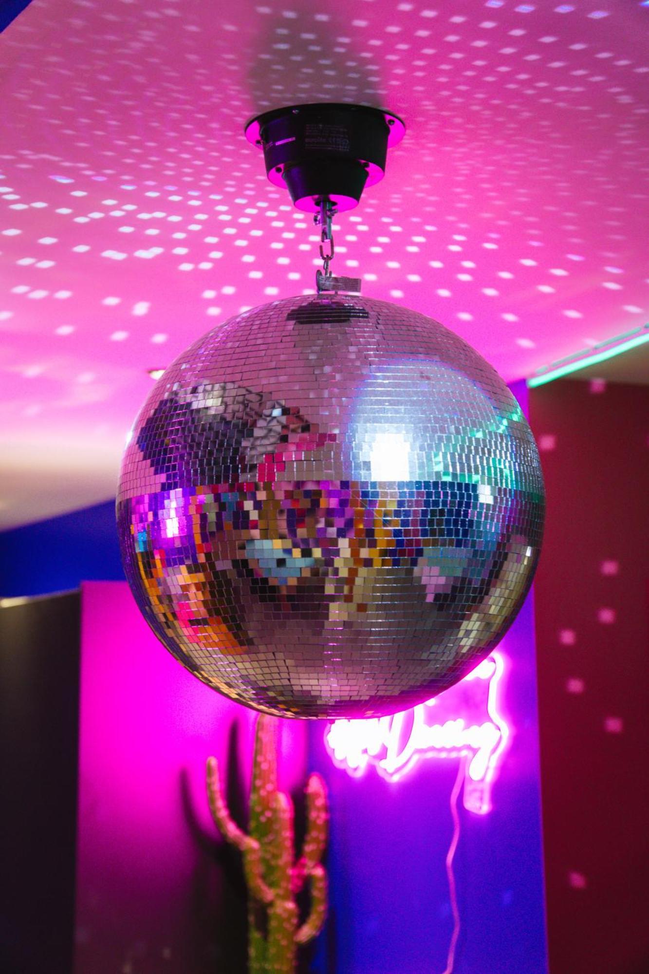 Capsule Boogie-Woogie - Jacuzzi - Sauna - Billard - Jeux - Ecran Geant - Filet Suspendu - Netflix La Louvière Esterno foto