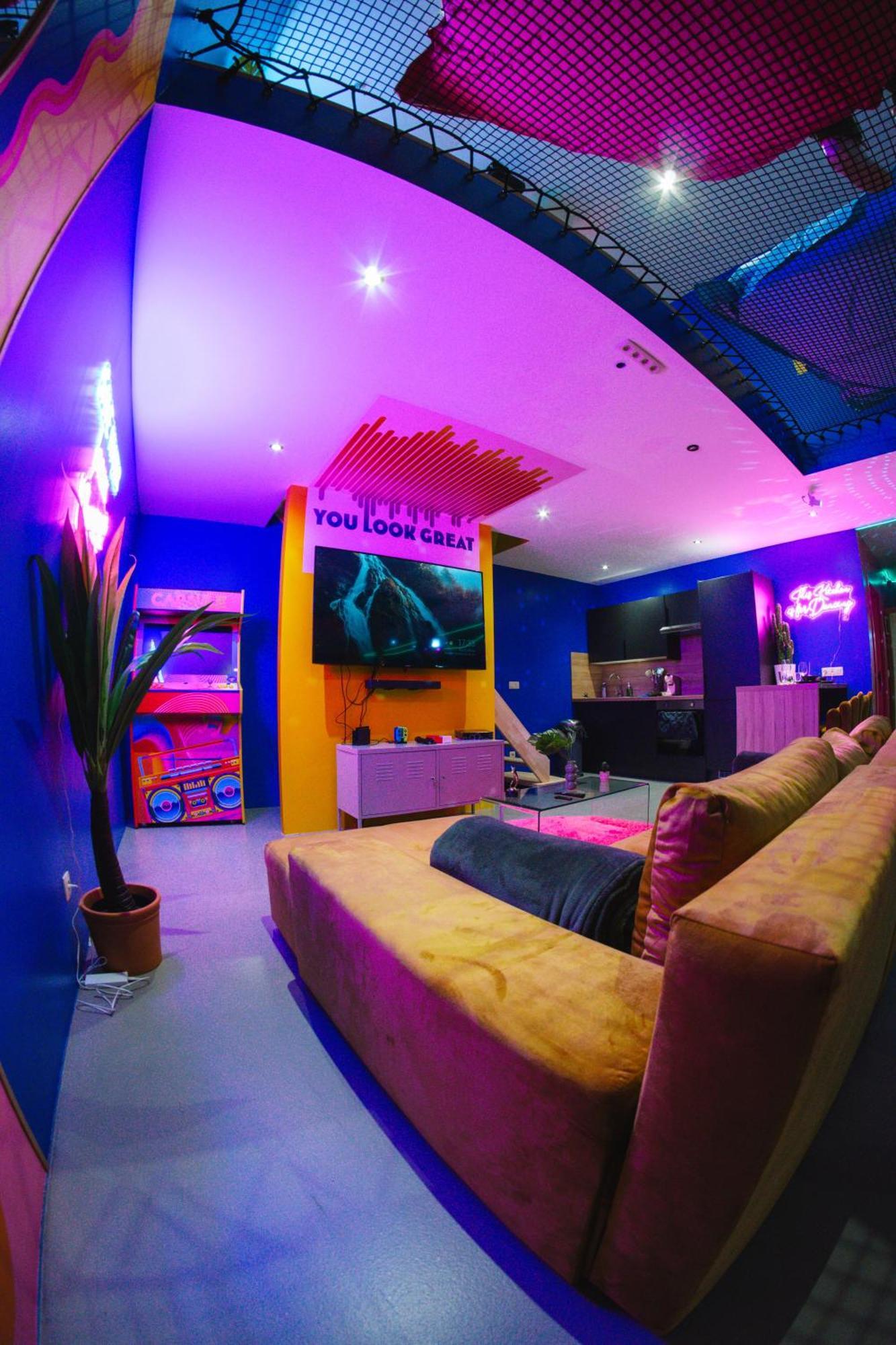 Capsule Boogie-Woogie - Jacuzzi - Sauna - Billard - Jeux - Ecran Geant - Filet Suspendu - Netflix La Louvière Esterno foto