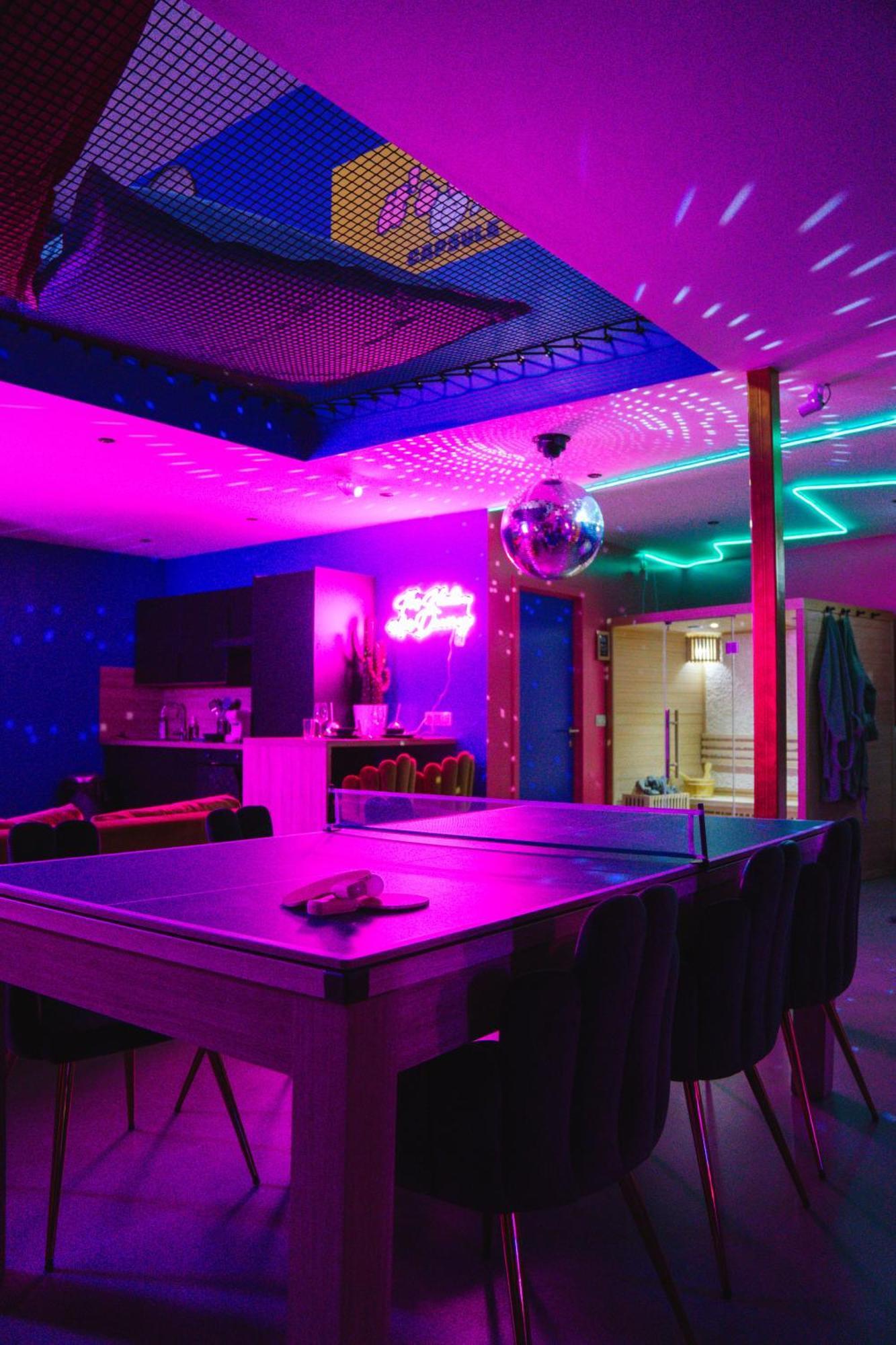 Capsule Boogie-Woogie - Jacuzzi - Sauna - Billard - Jeux - Ecran Geant - Filet Suspendu - Netflix La Louvière Esterno foto