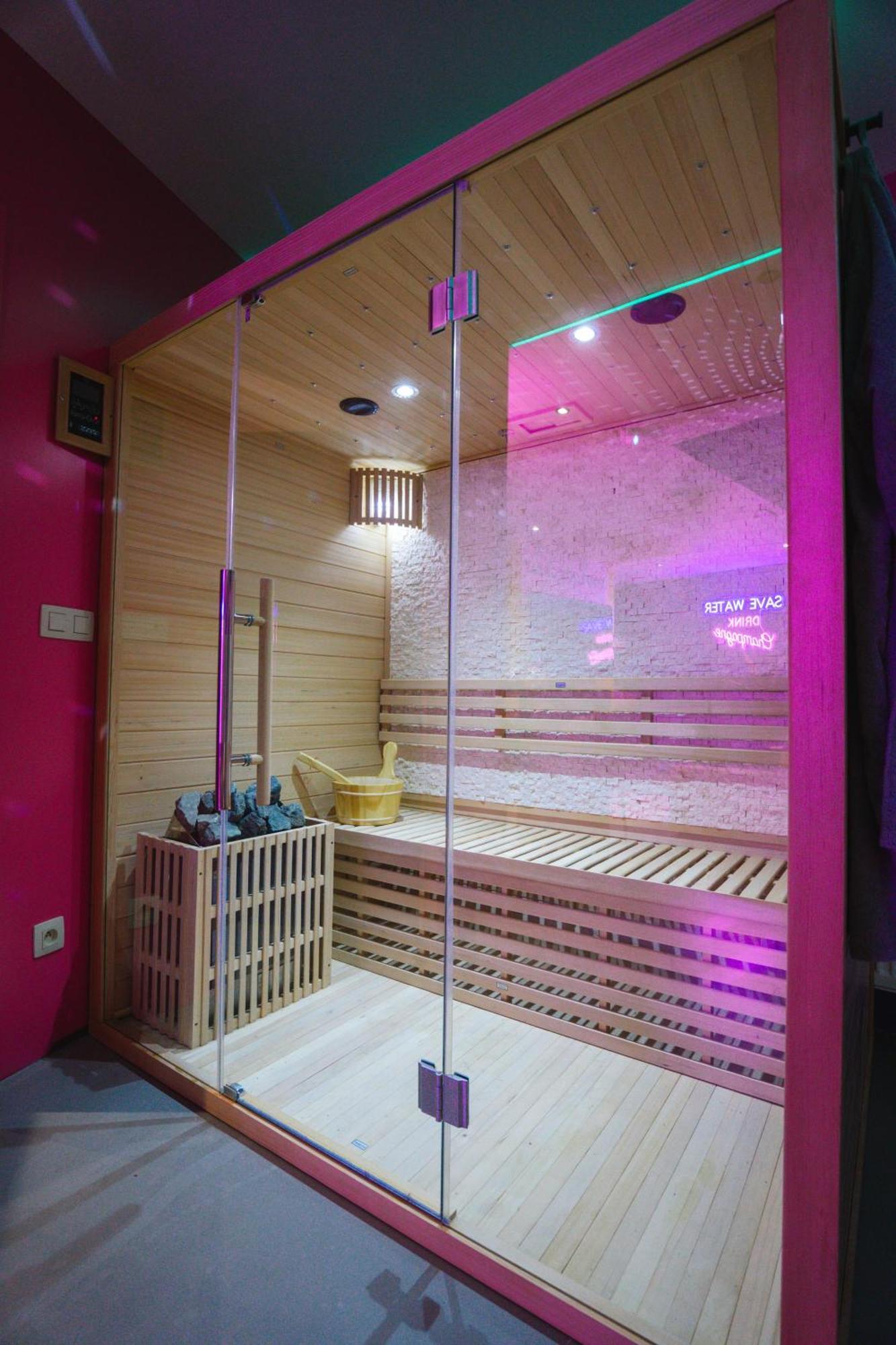 Capsule Boogie-Woogie - Jacuzzi - Sauna - Billard - Jeux - Ecran Geant - Filet Suspendu - Netflix La Louvière Esterno foto