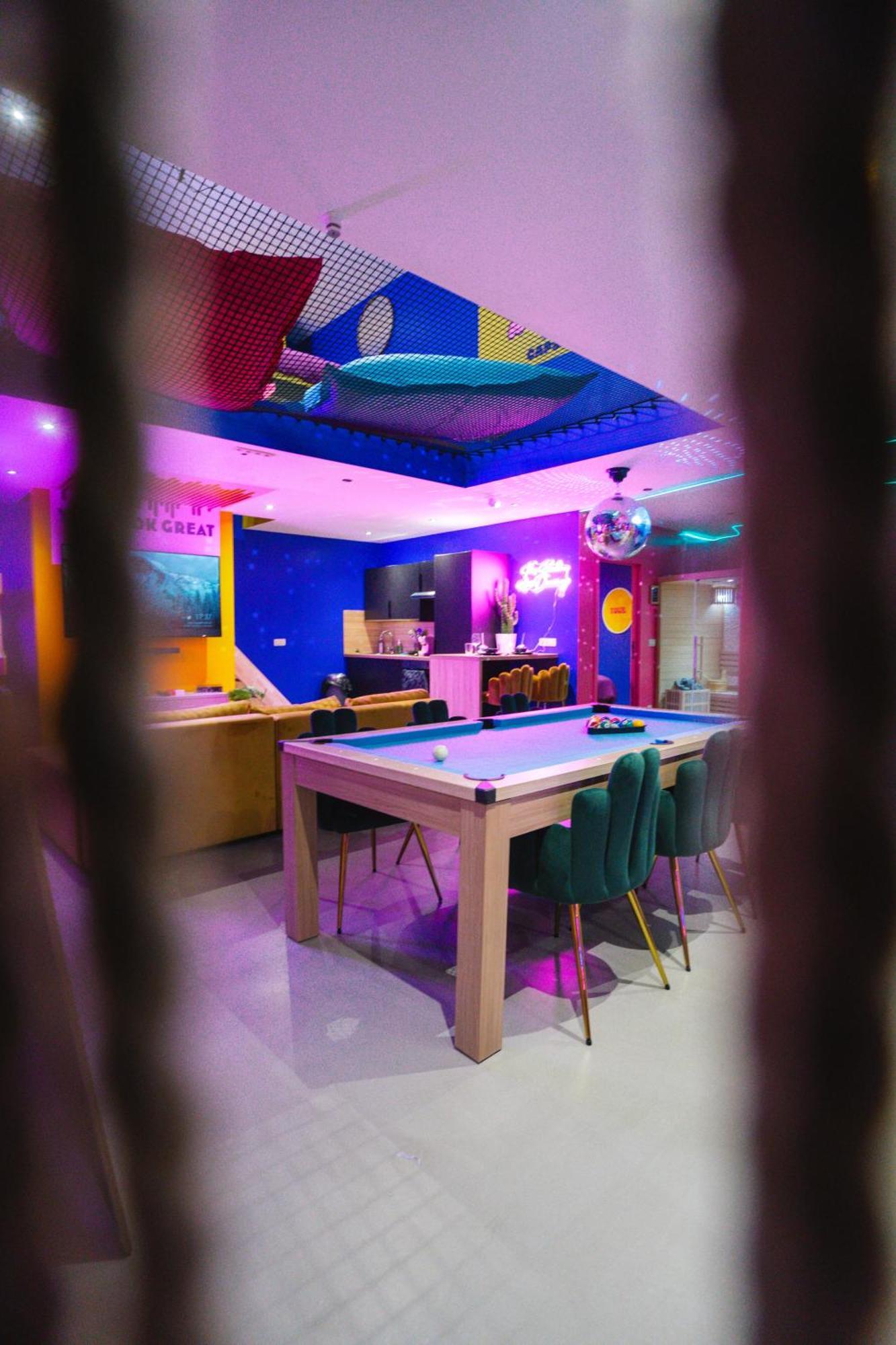 Capsule Boogie-Woogie - Jacuzzi - Sauna - Billard - Jeux - Ecran Geant - Filet Suspendu - Netflix La Louvière Esterno foto