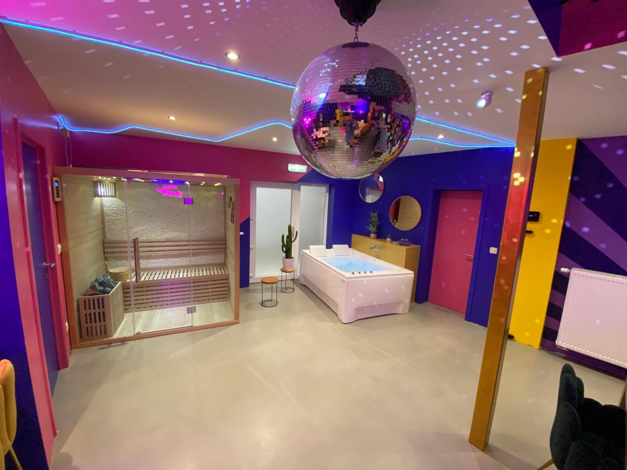 Capsule Boogie-Woogie - Jacuzzi - Sauna - Billard - Jeux - Ecran Geant - Filet Suspendu - Netflix La Louvière Esterno foto